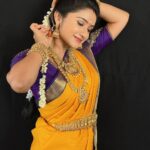 Raveena Daha Instagram - Manja kaatu maina 💛😝 Beautiful makeup by @makeover_by_jinu 🥰 Stunning blouse and saree from @ravikkai_selai 💛 Man behind the lens @naveenkumar.b92 😍 Jewel by @new_ideas_fashions ❤️‍🔥 #raveena #raveenadaha