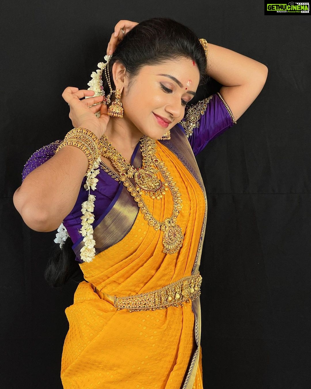 Raveena Daha Instagram - Manja kaatu maina 💛😝 Beautiful makeup by @makeover_by_jinu 🥰 Stunning blouse and saree from @ravikkai_selai 💛 Man behind the lens @naveenkumar.b92 😍 Jewel by @new_ideas_fashions ❤️🔥 #raveena #raveenadaha
