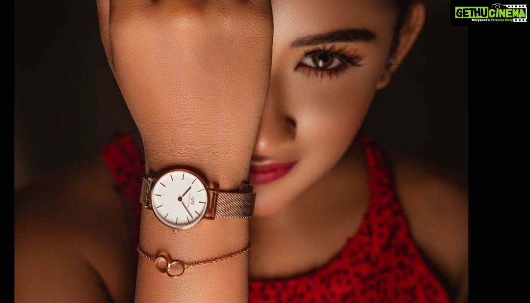 Raveena Daha Instagram - Don't you have a @danielwellington watch yet? Now’s the time 😱 Showing off my #DanielWellington Petite Melrose watch and Elan Unity Bracelet, both in Rose Gold 🤩 Use my code RAVEENAJ to get a 15% off on your purchase on their website. Happy Shopping!!! 🎁 Pc:📸 @harikumar.gk #raveena #raveenadaha #danielwellington