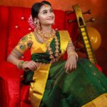 Raveena Daha Instagram - கரைகின்ற நொடிகளில் நான் நெருங்கி வந்தேனே💙 Mua:@makeoverbymalini . Saree draping:@makeoverbymalini . PC:@_viz_photography @_aravind_photography . Saree:@vivekanandhasarees . Jewels:@abharnam . Studio:@arangaa.space . #raveena #raveenadaha
