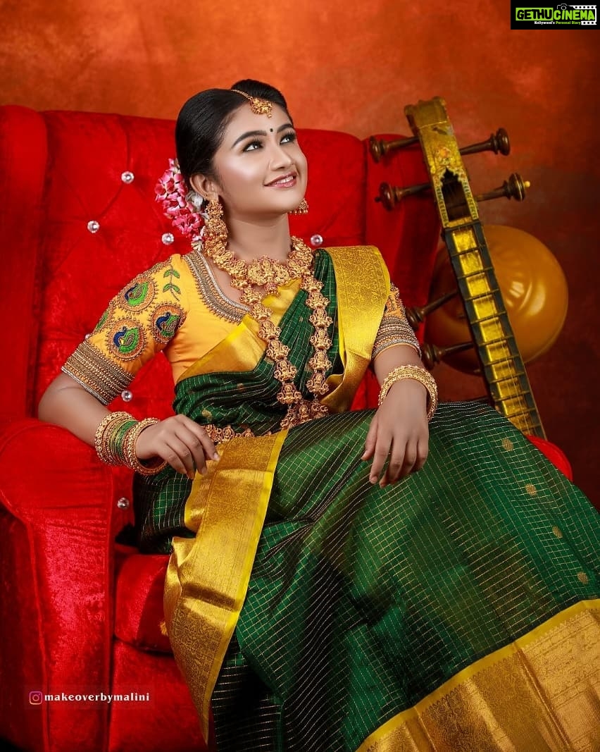 Raveena Daha Instagram - கரைகின்ற நொடிகளில் நான் நெருங்கி வந்தேனே💙 Mua:@makeoverbymalini . Saree draping:@makeoverbymalini . PC:@_viz_photography @_aravind_photography . Saree:@vivekanandhasarees . Jewels:@abharnam . Studio:@arangaa.space . #raveena #raveenadaha