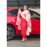 Raveena Daha Instagram - எல்லா சிவப்பும் உந்தன் கோபம் ❤️💙 Kurti set from @fashionspirit6 😍 and this is my favourite kurti so far 🤩 #raveena #raveenadaha