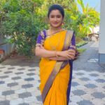 Raveena Daha Instagram - Aye … naan thani aal illa .. naanga 3 peru 😝💛 Beautiful blouse and saree from @ravikkai_selai 💙💛 Jewellery from : @new_ideas_fashions Makeup by @makeover_by_jinu #raveena #raveenadaha