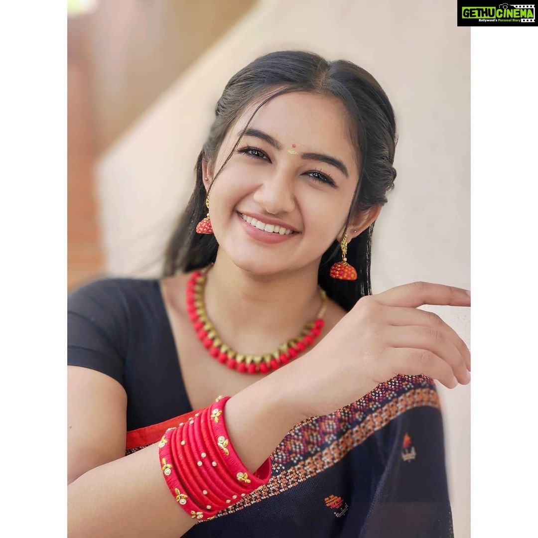 Raveena Daha Instagram - காதலே என் காதலே என்னை என்ன செய்யப் போகிறாய் 🤭💙 Accessories from : @sparkle_zone_ 😍😍 Best silk thread jewelry ❤️💯✨ (Enna seiyya poranga nu comment la soldravan ellam vazhka poora single ah dhaan saavan 🤣)