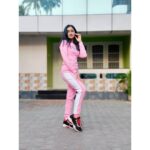 Raveena Daha Instagram - En height enna nu guess pannunga paapom .. am I tall or short ? 😝 Outfit from : @pink_yshoppy 💓