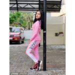 Raveena Daha Instagram - En height enna nu guess pannunga paapom .. am I tall or short ? 😝 Outfit from : @pink_yshoppy 💓