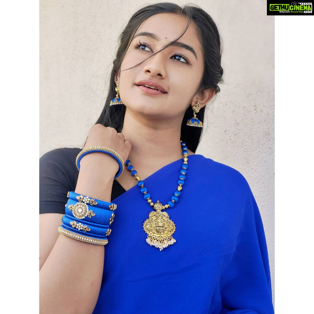 Raveena Daha Instagram - காதலே என் காதலே என்னை என்ன செய்யப் போகிறாய் 🤭💙 Accessories from : @sparkle_zone_ 😍😍 Best silk thread jewelry ❤️💯✨ (Enna seiyya poranga nu comment la soldravan ellam vazhka poora single ah dhaan saavan 🤣)