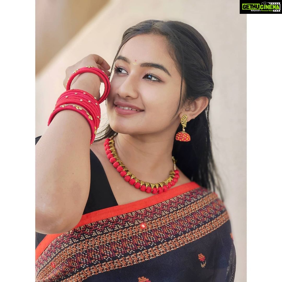 Raveena Daha Instagram - காதலே என் காதலே என்னை என்ன செய்யப் போகிறாய் 🤭💙 Accessories from : @sparkle_zone_ 😍😍 Best silk thread jewelry ❤️💯✨ (Enna seiyya poranga nu comment la soldravan ellam vazhka poora single ah dhaan saavan 🤣)