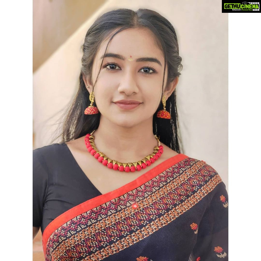 Raveena Daha Instagram - காதலே என் காதலே என்னை என்ன செய்யப் போகிறாய் 🤭💙 Accessories from : @sparkle_zone_ 😍😍 Best silk thread jewelry ❤️💯✨ (Enna seiyya poranga nu comment la soldravan ellam vazhka poora single ah dhaan saavan 🤣)