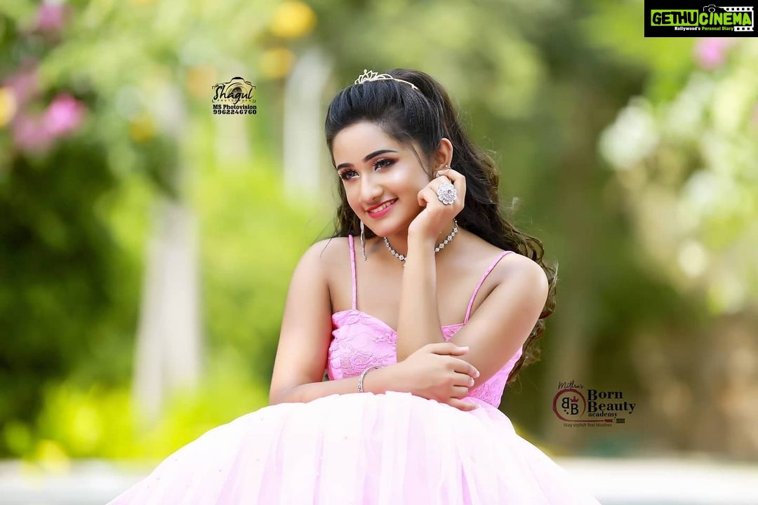 Raveena Daha Instagram - 💮💮👸💮💮 photoshoot with video shoot in Cinderella concept mua & hair do : @mithras_bb_academy @actress_bharathanaidu_official @priyazdreammakeover (hairdo) photography: @shagulphotography video & edit : @cuts_shelton jewellery: @luxefashion_jewellery @chennai_jazz costume: @lakshana_designer_studio