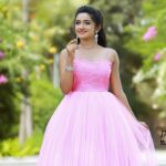 Raveena Daha Instagram - 💮💮👸💮💮 photoshoot with video shoot in Cinderella concept mua & hair do : @mithras_bb_academy @actress_bharathanaidu_official @priyazdreammakeover (hairdo) photography: @shagulphotography video & edit : @cuts_shelton jewellery: @luxefashion_jewellery @chennai_jazz costume: @lakshana_designer_studio