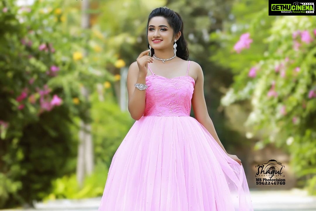 Raveena Daha Instagram - 💮💮👸💮💮 photoshoot with video shoot in Cinderella concept mua & hair do : @mithras_bb_academy @actress_bharathanaidu_official @priyazdreammakeover (hairdo) photography: @shagulphotography video & edit : @cuts_shelton jewellery: @luxefashion_jewellery @chennai_jazz costume: @lakshana_designer_studio