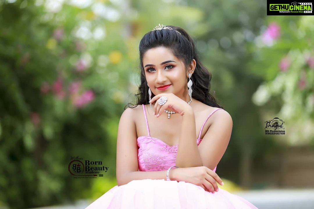 Raveena Daha Instagram - 💮💮👸💮💮 photoshoot with video shoot in Cinderella concept mua & hair do : @mithras_bb_academy @actress_bharathanaidu_official @priyazdreammakeover (hairdo) photography: @shagulphotography video & edit : @cuts_shelton jewellery: @luxefashion_jewellery @chennai_jazz costume: @lakshana_designer_studio