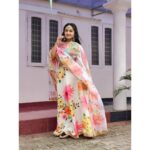 Raveena Daha Instagram - Merry Christmas 🎄⛄ Gorgeous Lehenga from:@she_vibess 😍 Also get 10% off on your first order using my code SHE_RAVEENA 😍 Jewellery from:@esha_sparks_n_glitters 😍