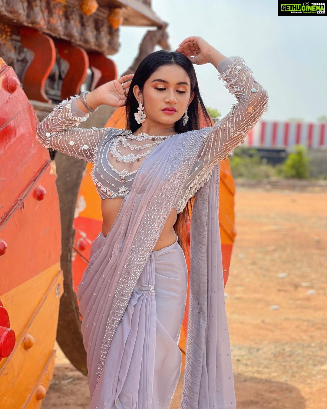 Raveena Daha Instagram - My look for 7th annual vijay television awards π€β¨ Jewellery @chennai_jazz π€©π Blouse @tweety_threads π Real hair extension @daextensionzz π±ββοΈ Makeup @nikvika_bridal_makeover π #raveena #raveenadaha