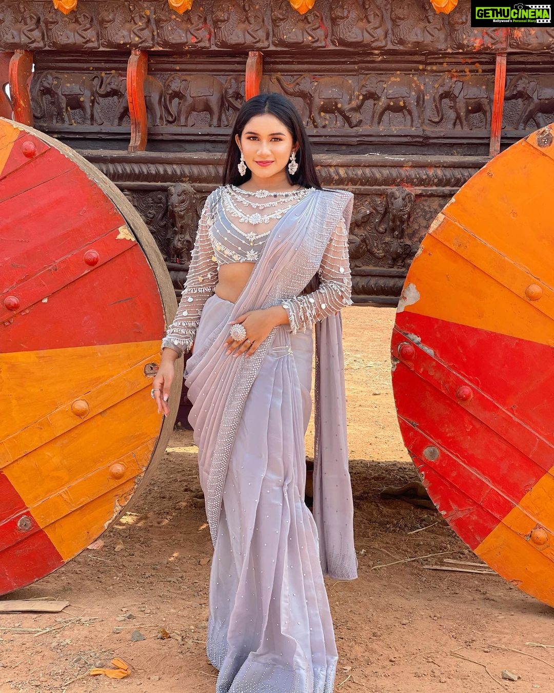 Raveena Daha Instagram - My look for 7th annual vijay television awards π€β¨ Jewellery @chennai_jazz π€©π Blouse @tweety_threads π Real hair extension @daextensionzz π±ββοΈ Makeup @nikvika_bridal_makeover π #raveena #raveenadaha