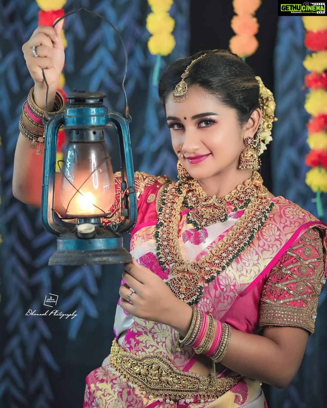 Raveena Daha Instagram - One must be in tune with the times to appreciate traditions !🤗 . •SOUTH INDIAN BRIDAL LOOK• . MUA:@sharanyas_makeupartistry Jewellery:@aadhirabridal_jewellery Saree:@grb_silks Blouse:@jdesigners30 Hair do :@jaanumakeoverartistry Photography:@dhanush__photography #raveena #raveenadaha