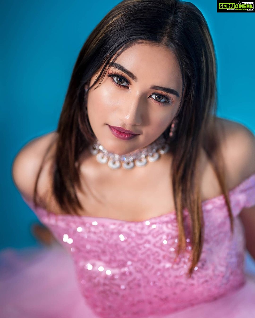 Raveena Daha Instagram - ๐ธ๐ธ๐ธ Inframe Actress : @im_raveena_daha Muah : @jyothsanamakeoverartistry Behind the lens : @radnus32 Costume : @designed_by_sindhu Jewellery : @angelsblushbridaljewellery Location : @delo_studios
