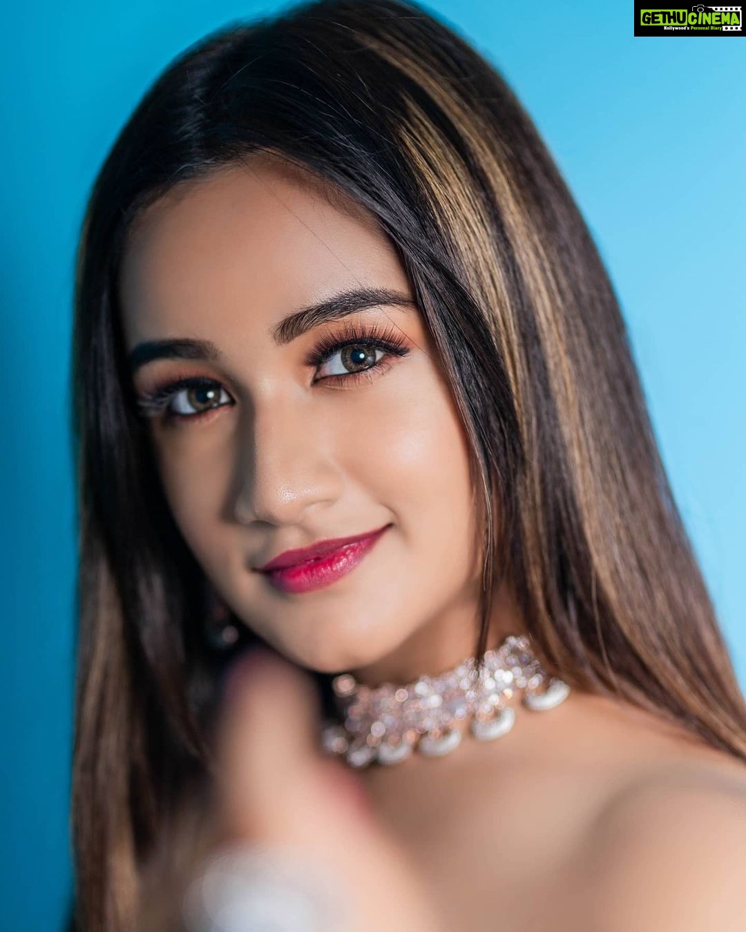 Raveena Daha Instagram - 🌸🌸🌸 Muah : @jyothsanamakeoverartistry Behind the lens : @radnus32 Costume : @designed_by_sindhu Jewellery : @angelsblushbridaljewellery Location : @delo_studios