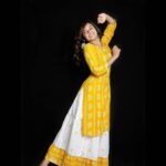 Raveena Daha Instagram - உருவங்கள் எல்லாம் உடல் விட்டு போகும், உள்ளத்தின் காதல் சாகாதடா💯❤️ Outfit from:@resul_collections ❤️