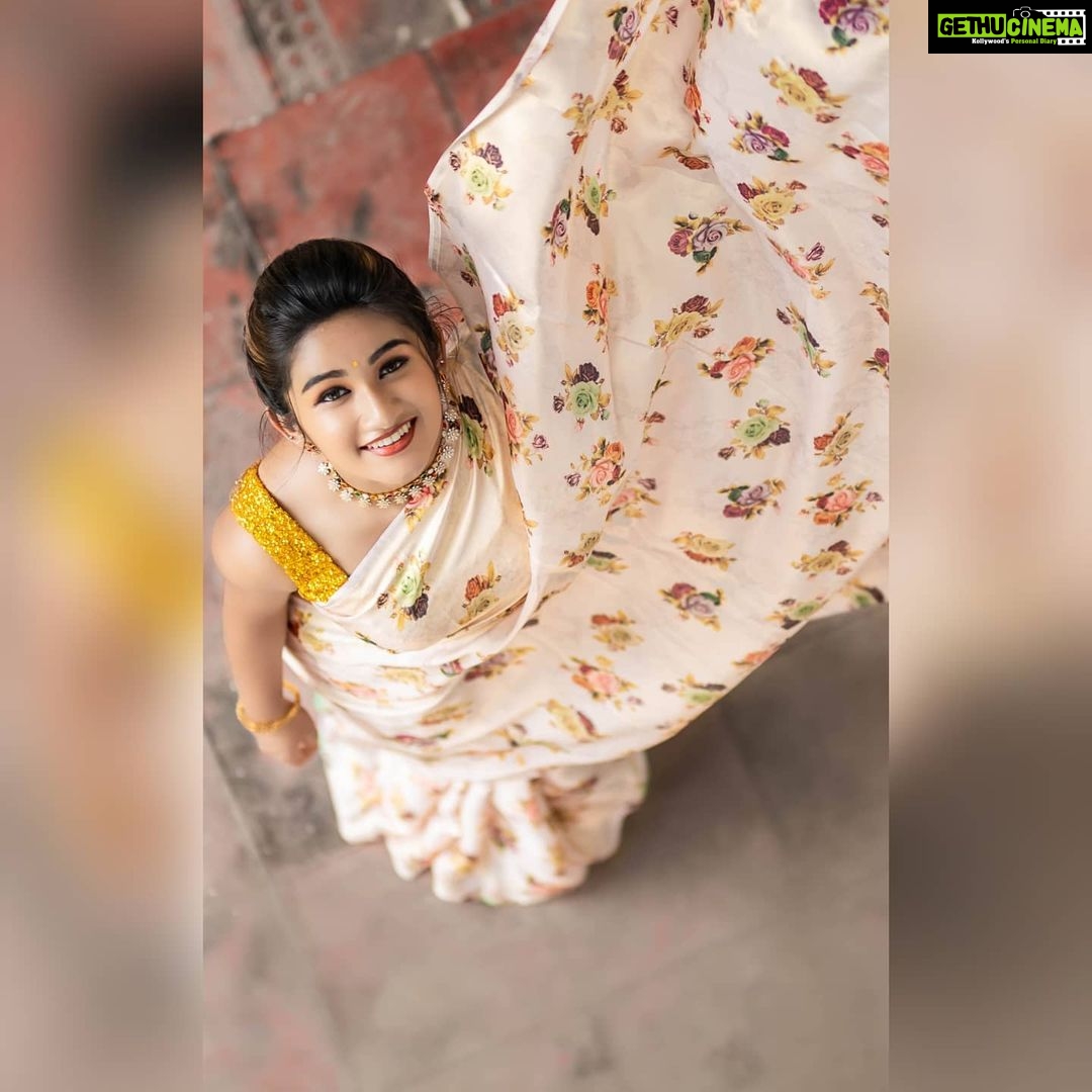 Raveena Daha Instagram - Curvy road cause beautiful destination 💯❤️ ✨✨✨✨ Muah : @jyothsanamakeoverartistry Behind the lens : @radnus32 Blouse : @uttara_trulyurs Saree : @designed_by_sindhu Jewellery : @pokkisham_jewellery Location : @delo_studios #raveena #raveenadaha