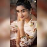 Raveena Daha Instagram - Curvy road cause beautiful destination 💯❤️ ✨✨✨✨ Muah : @jyothsanamakeoverartistry Behind the lens : @radnus32 Blouse : @uttara_trulyurs Saree : @designed_by_sindhu Jewellery : @pokkisham_jewellery Location : @delo_studios #raveena #raveenadaha