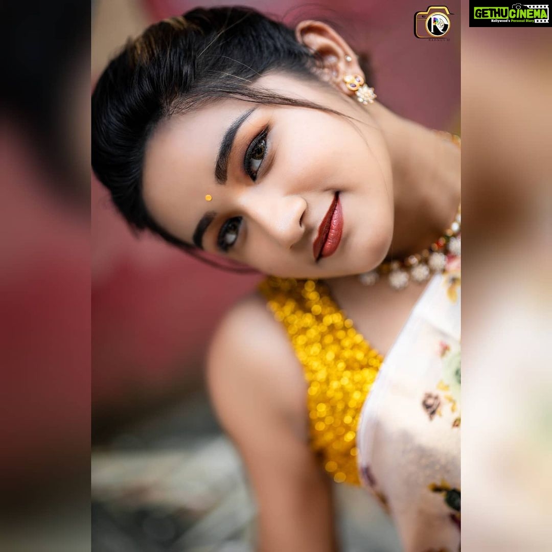 Raveena Daha Instagram - Curvy road cause beautiful destination 💯❤️ ✨✨✨✨ Muah : @jyothsanamakeoverartistry Behind the lens : @radnus32 Blouse : @uttara_trulyurs Saree : @designed_by_sindhu Jewellery : @pokkisham_jewellery Location : @delo_studios #raveena #raveenadaha