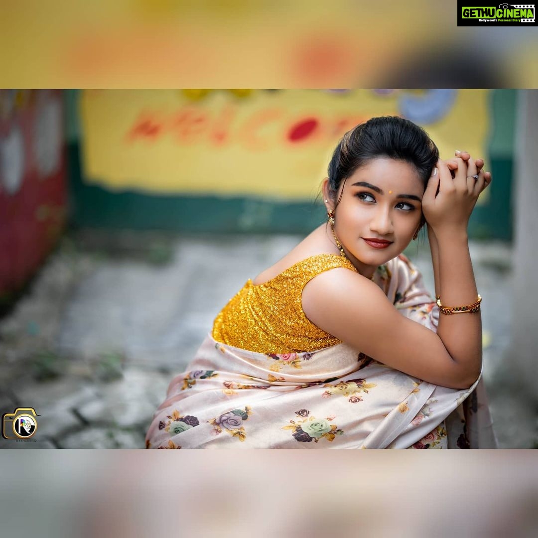 Raveena Daha Instagram - Curvy road cause beautiful destination 💯❤️ ✨✨✨✨ Muah : @jyothsanamakeoverartistry Behind the lens : @radnus32 Blouse : @uttara_trulyurs Saree : @designed_by_sindhu Jewellery : @pokkisham_jewellery Location : @delo_studios #raveena #raveenadaha