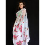 Raveena Daha Instagram – நீ எண்ணம்
நான் வார்த்தை நீ
சொல்லும் பொழுதே
வெளிப்படுவேன் !🤭❤️

Saree from:@jj_.collections ❤️

#raveena #raveenadaha