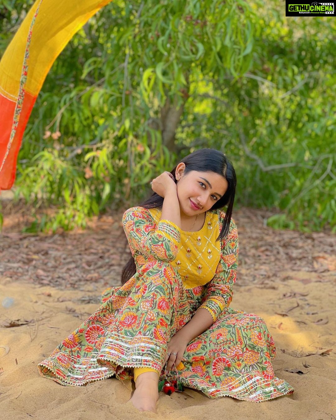Raveena Daha Instagram - யாரிடத்தில் யாருக்கொரு காதல் வருமோ பூமி எதிர் பார்த்து மழை தூரல் விழுமோ 💛 Piece of elegance from @select_a_style_onlinestore 🧡😍 Thankio so much for sending me this beautiful salwar set. I totally love it💛 Fabric quality is on point🔥💚 Guys do checkout their page for beautiful,stylish and elegant collections 🔥 @select_a_style_onlinestore #raveena #raveenadaha