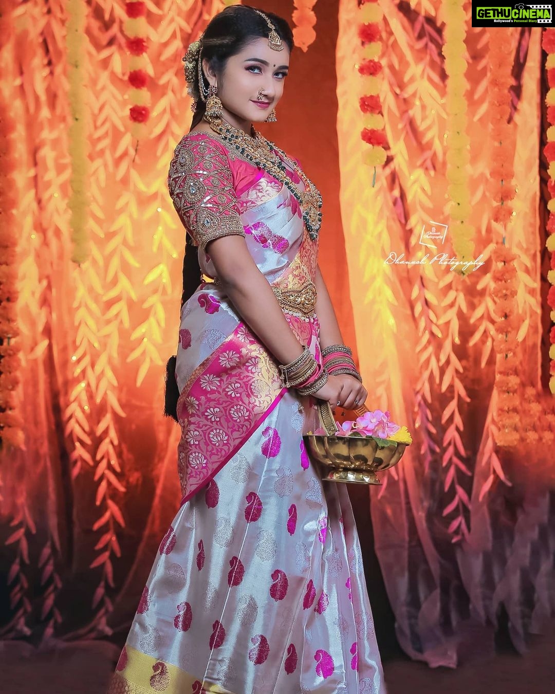 Raveena Daha Instagram - One must be in tune with the times to appreciate traditions !🤗 . •SOUTH INDIAN BRIDAL LOOK• . MUA:@sharanyas_makeupartistry Jewellery:@aadhirabridal_jewellery Saree:@grb_silks Blouse:@jdesigners30 Hair do :@jaanumakeoverartistry Photography:@dhanush__photography #raveena #raveenadaha