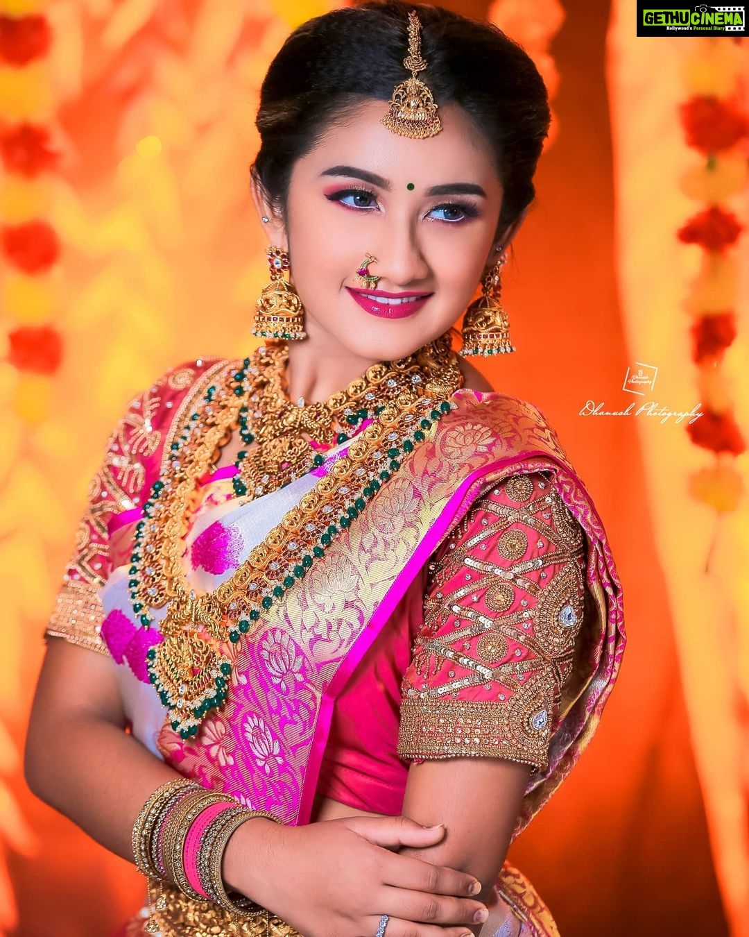 Raveena Daha Instagram - One must be in tune with the times to appreciate traditions !🤗 . •SOUTH INDIAN BRIDAL LOOK• . MUA:@sharanyas_makeupartistry Jewellery:@aadhirabridal_jewellery Saree:@grb_silks Blouse:@jdesigners30 Hair do :@jaanumakeoverartistry Photography:@dhanush__photography #raveena #raveenadaha