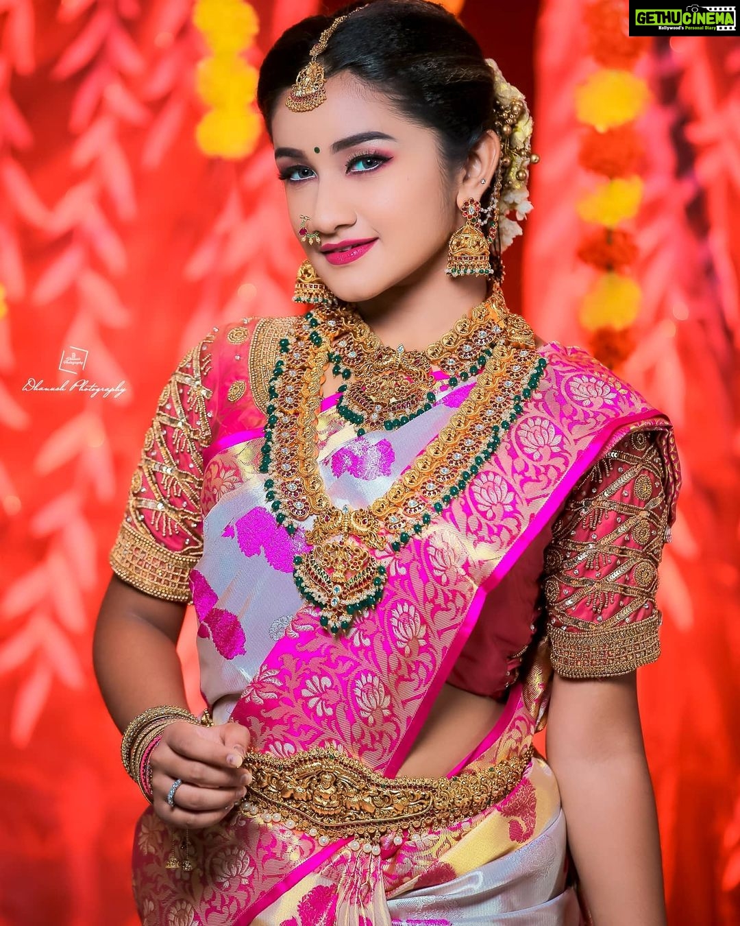 Raveena Daha Instagram - One must be in tune with the times to appreciate traditions !🤗 . •SOUTH INDIAN BRIDAL LOOK• . MUA:@sharanyas_makeupartistry Jewellery:@aadhirabridal_jewellery Saree:@grb_silks Blouse:@jdesigners30 Hair do :@jaanumakeoverartistry Photography:@dhanush__photography #raveena #raveenadaha