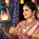 Raveena Daha Instagram – One must be in tune with the times to appreciate traditions !🤗
.
•SOUTH INDIAN BRIDAL LOOK•
.
MUA:@sharanyas_makeupartistry
Jewellery:@aadhirabridal_jewellery
Saree:@grb_silks
Blouse:@jdesigners30
Hair do :@jaanumakeoverartistry
Photography:@dhanush__photography
#raveena #raveenadaha