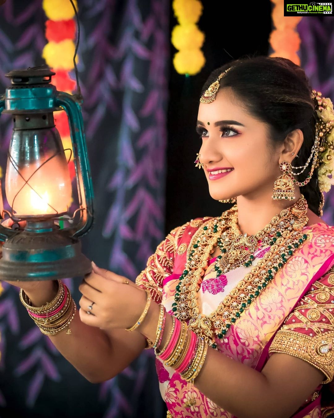 Raveena Daha Instagram - One must be in tune with the times to appreciate traditions !🤗 . •SOUTH INDIAN BRIDAL LOOK• . MUA:@sharanyas_makeupartistry Jewellery:@aadhirabridal_jewellery Saree:@grb_silks Blouse:@jdesigners30 Hair do :@jaanumakeoverartistry Photography:@dhanush__photography #raveena #raveenadaha