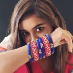 Raveena Daha Instagram – चूड़ी जो खनके हाथों में…… याद पिया की आने लगी 🙈❤️

Silk thread bangle from : @aadai_anikalanz 🤩

#raveena #raveenadaha #silkthreadbangles #silkthread