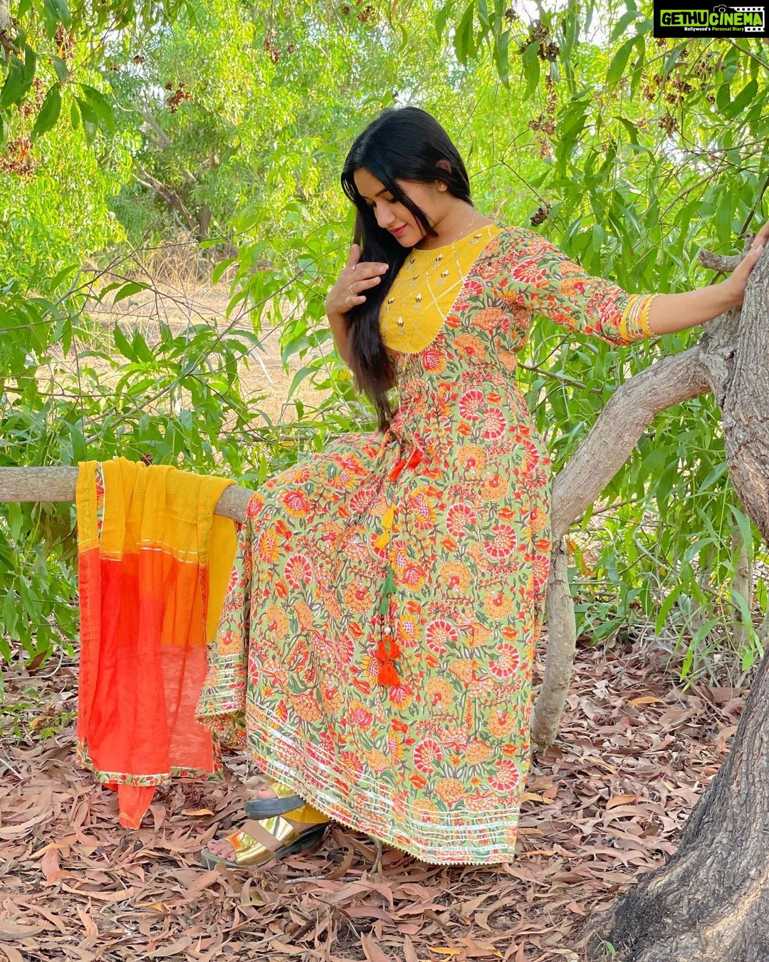 Raveena Daha Instagram - யாரிடத்தில் யாருக்கொரு காதல் வருமோ பூமி எதிர் பார்த்து மழை தூரல் விழுமோ 💛 Piece of elegance from @select_a_style_onlinestore 🧡😍 Thankio so much for sending me this beautiful salwar set. I totally love it💛 Fabric quality is on point🔥💚 Guys do checkout their page for beautiful,stylish and elegant collections 🔥 @select_a_style_onlinestore #raveena #raveenadaha