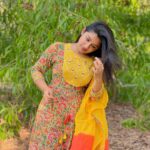 Raveena Daha Instagram - யாரிடத்தில் யாருக்கொரு காதல் வருமோ பூமி எதிர் பார்த்து மழை தூரல் விழுமோ 💛 Piece of elegance from @select_a_style_onlinestore 🧡😍 Thankio so much for sending me this beautiful salwar set. I totally love it💛 Fabric quality is on point🔥💚 Guys do checkout their page for beautiful,stylish and elegant collections 🔥 @select_a_style_onlinestore #raveena #raveenadaha