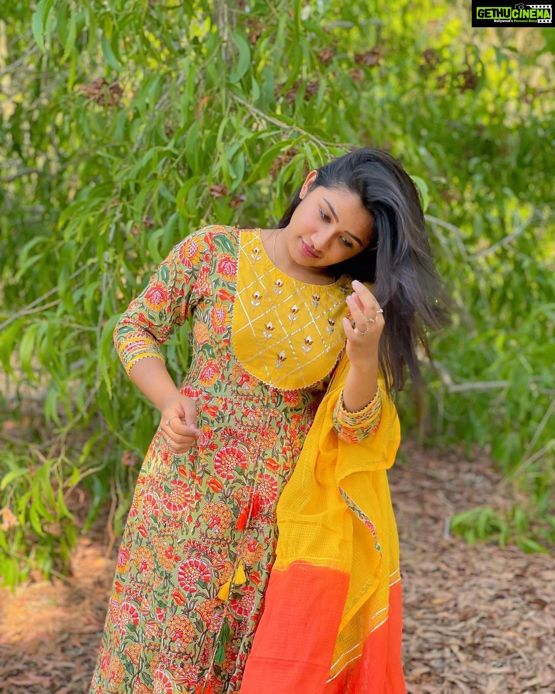 Raveena Daha Instagram - யாரிடத்தில் யாருக்கொரு காதல் வருமோ பூமி எதிர் பார்த்து மழை தூரல் விழுமோ 💛 Piece of elegance from @select_a_style_onlinestore 🧡😍 Thankio so much for sending me this beautiful salwar set. I totally love it💛 Fabric quality is on point🔥💚 Guys do checkout their page for beautiful,stylish and elegant collections 🔥 @select_a_style_onlinestore #raveena #raveenadaha