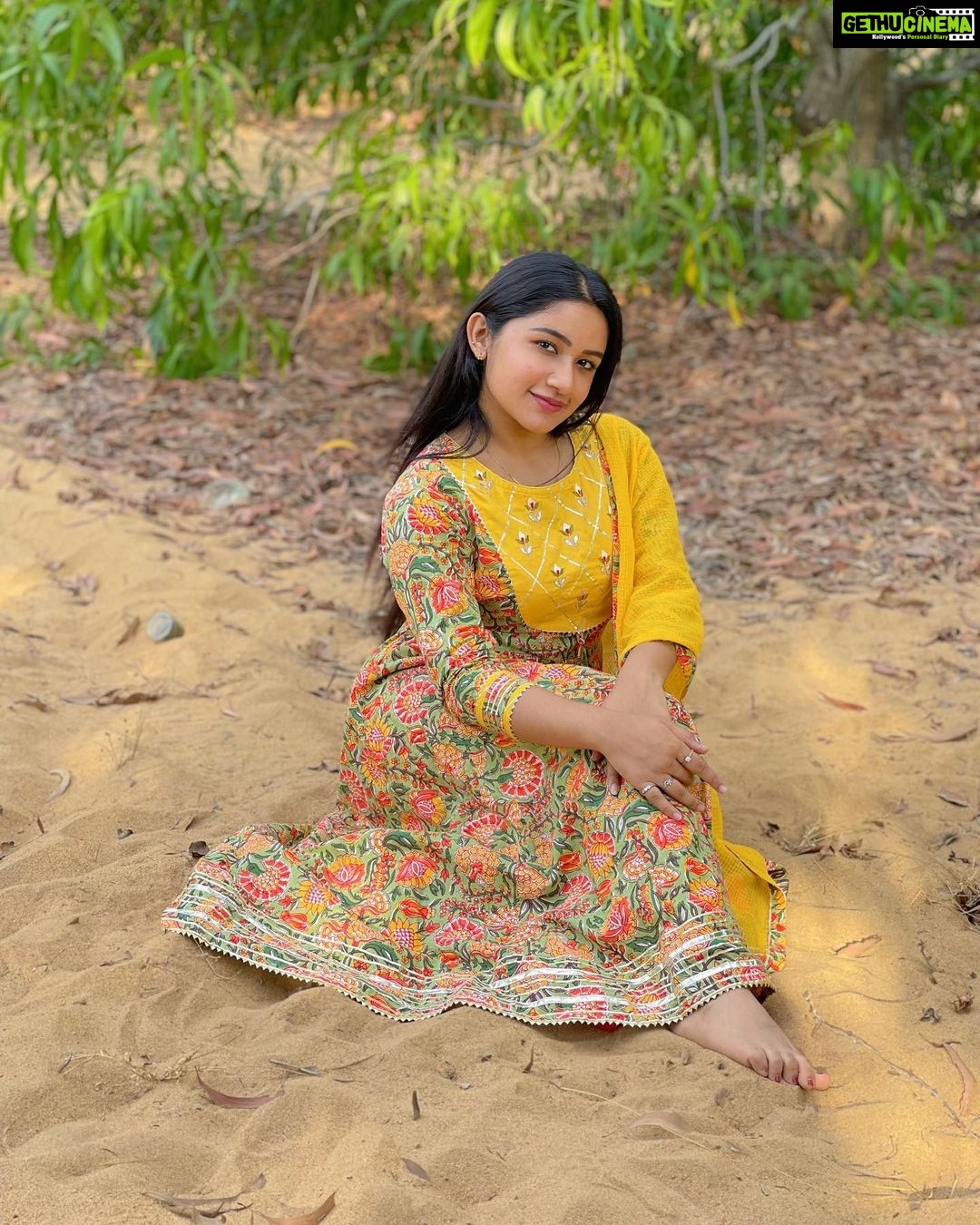Raveena Daha Instagram - யாரிடத்தில் யாருக்கொரு காதல் வருமோ பூமி எதிர் பார்த்து மழை தூரல் விழுமோ 💛 Piece of elegance from @select_a_style_onlinestore 🧡😍 Thankio so much for sending me this beautiful salwar set. I totally love it💛 Fabric quality is on point🔥💚 Guys do checkout their page for beautiful,stylish and elegant collections 🔥 @select_a_style_onlinestore #raveena #raveenadaha