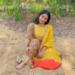 Raveena Daha Instagram - யாரிடத்தில் யாருக்கொரு காதல் வருமோ பூமி எதிர் பார்த்து மழை தூரல் விழுமோ 💛 Piece of elegance from @select_a_style_onlinestore 🧡😍 Thankio so much for sending me this beautiful salwar set. I totally love it💛 Fabric quality is on point🔥💚 Guys do checkout their page for beautiful,stylish and elegant collections 🔥 @select_a_style_onlinestore #raveena #raveenadaha