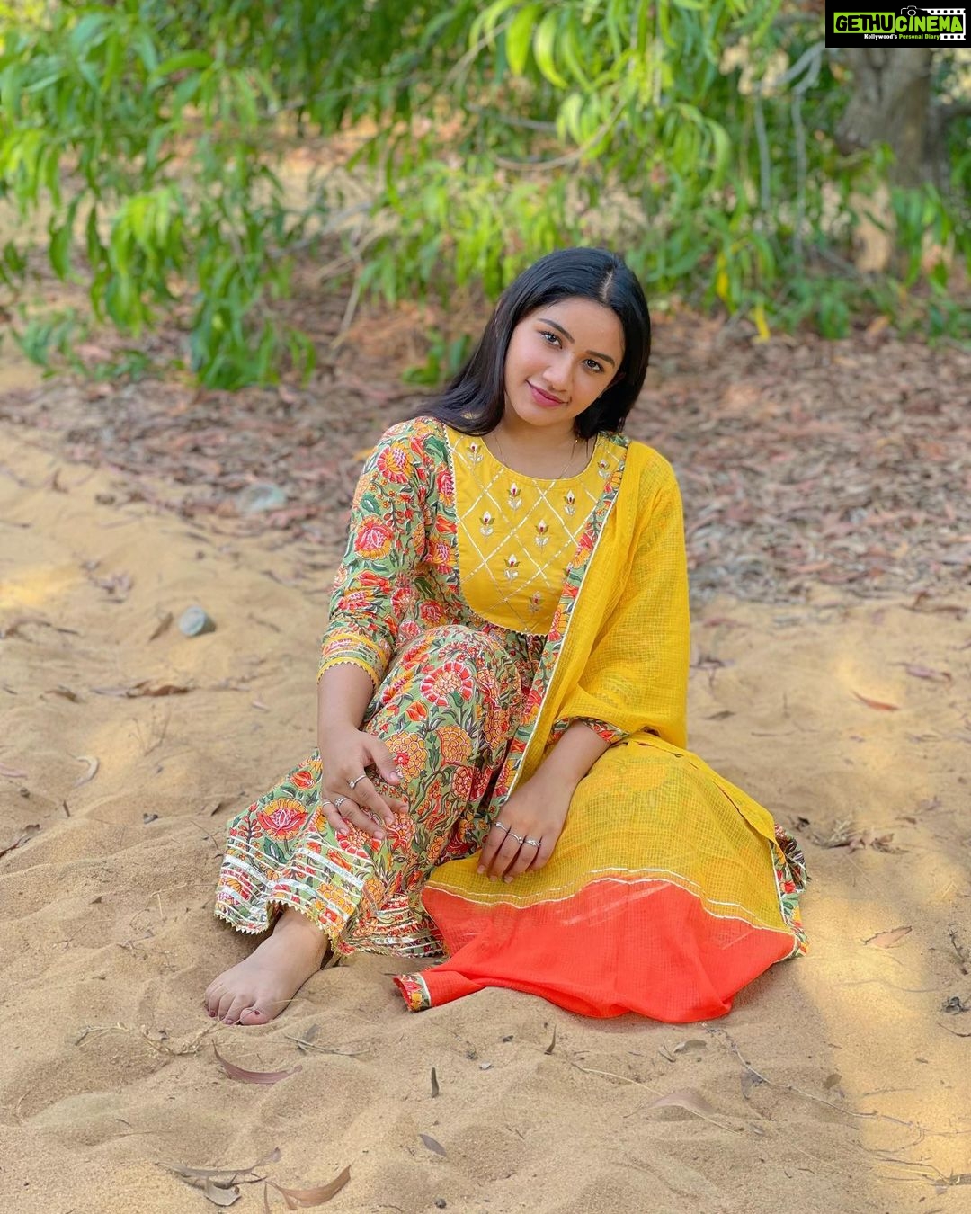 Raveena Daha Instagram - யாரிடத்தில் யாருக்கொரு காதல் வருமோ பூமி எதிர் பார்த்து மழை தூரல் விழுமோ 💛 Piece of elegance from @select_a_style_onlinestore 🧡😍 Thankio so much for sending me this beautiful salwar set. I totally love it💛 Fabric quality is on point🔥💚 Guys do checkout their page for beautiful,stylish and elegant collections 🔥 @select_a_style_onlinestore #raveena #raveenadaha