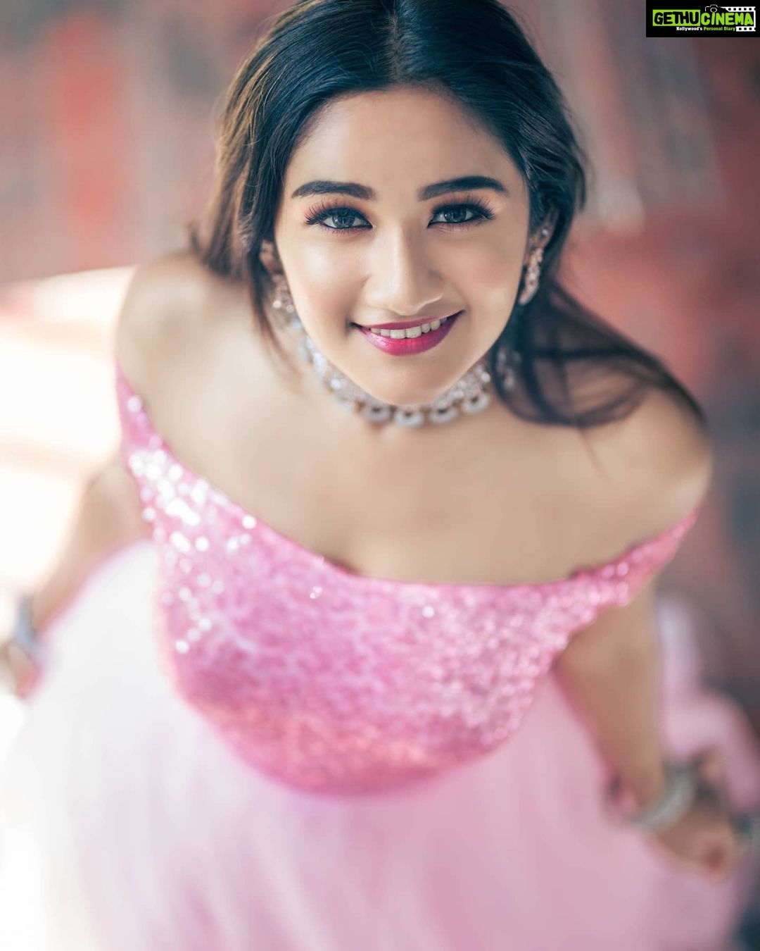 Raveena Daha Instagram - 🌸🌸🌸 Muah : @jyothsanamakeoverartistry Behind the lens : @radnus32 Costume : @designed_by_sindhu Jewellery : @angelsblushbridaljewellery Location : @delo_studios