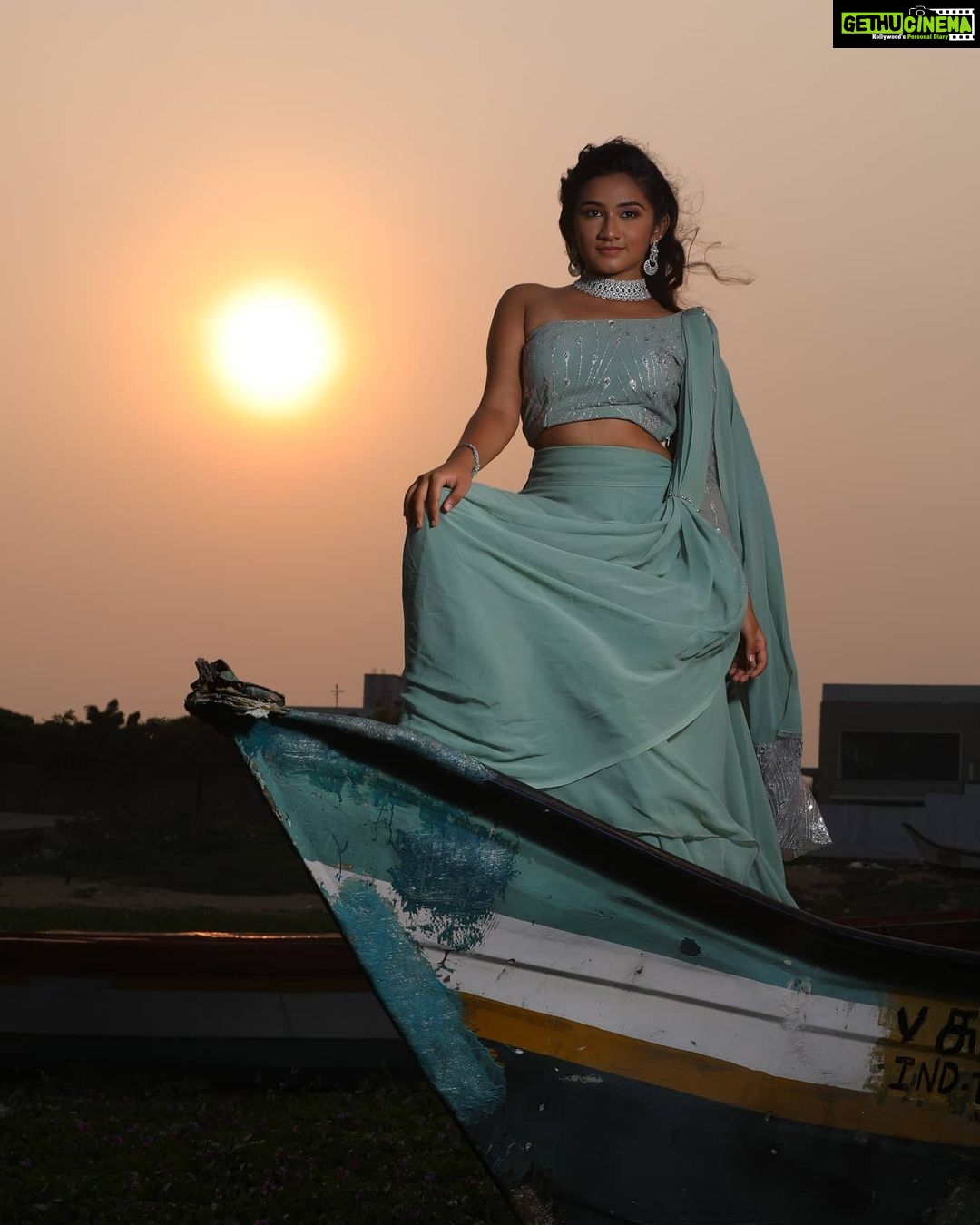 Raveena Daha Instagram - கடல் நீலம் மங்கும் நேரம்💙 அலைவந்து தீண்டும் தூரம்🌊 மனம் சென்று மூழ்காதோ ஈரத்திலே🙈❤️ Wearing : @saras.secret.boutique 💙 . H&M: @pavidiaries❤️ . Shot by : @studiodk360 🦋 . Jewellery: @chennai_jazz 💕 #raveena #raveenadaha