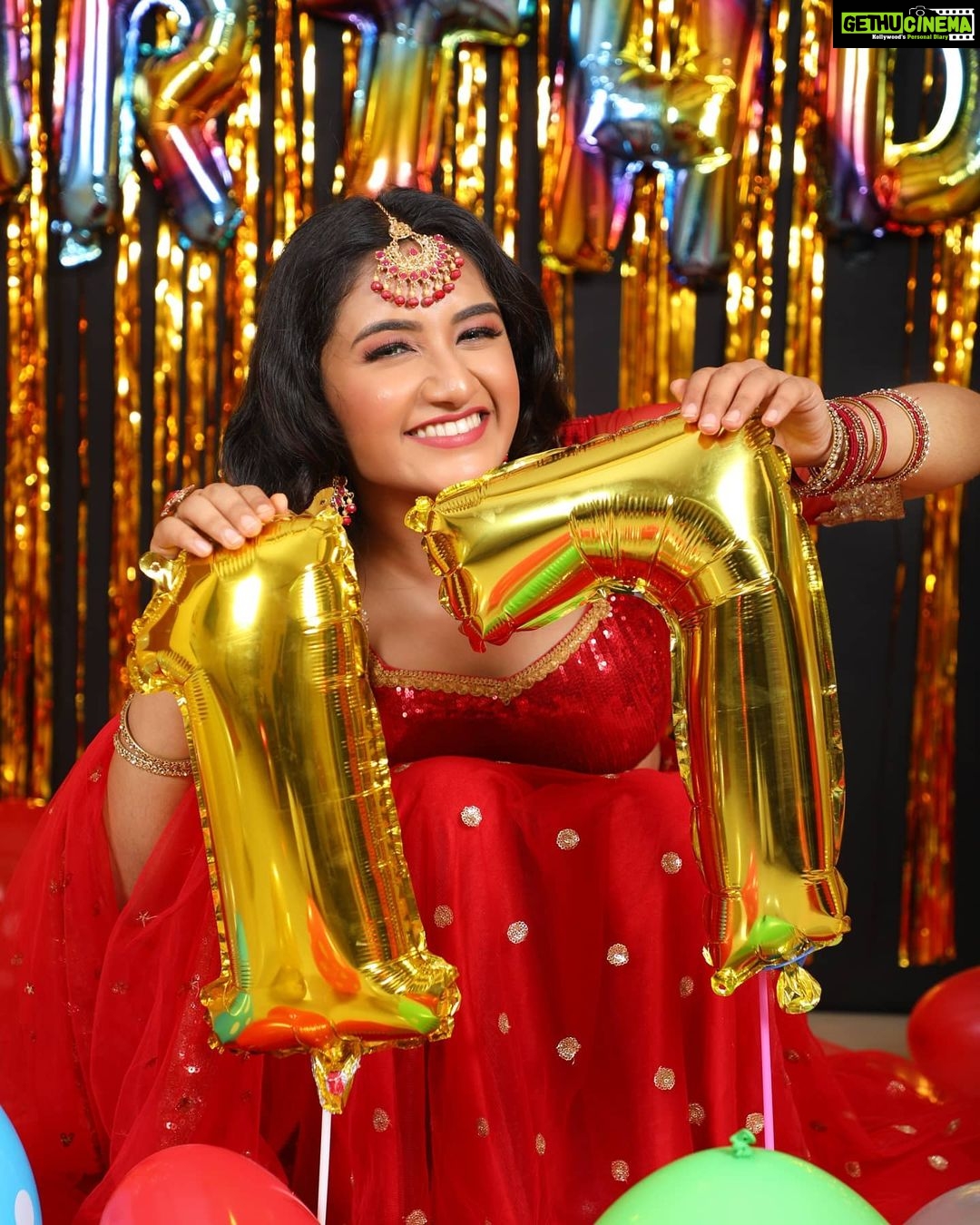 Raveena Daha Instagram - Stepping into 17🦋🤩🥳 Never expected that a photoshoot will turn into such a wonderful birthday celebration😘..Thankioo Dhurga sis and Bala anna for making this day a special one by throwing this surprise celebration❤️.. Thankioo for the beautiful decorations and the special cake✨..Thank you for all the planning and thought that went into creating a beautiful memory for me. I appreciate you so much. I just want to say that I've never felt more cherished and loved .. Thank you so much for having a surprise party for me.🙏🙏🙏💖💖💖 Means a lott😘 Makeup and hair: @nikvika_bridal_makeover 😘 Such a sweetheart she's 💯💯 .. Man behind the lens: @studiodk360 ❤️✨ .. Special thanks to 😍 @boobalan1010 🙏💖 .. Costume:@designed_by_sindhu 💖😍✨ .. #raveena #raveenadaha #steppinginto17 #birthday