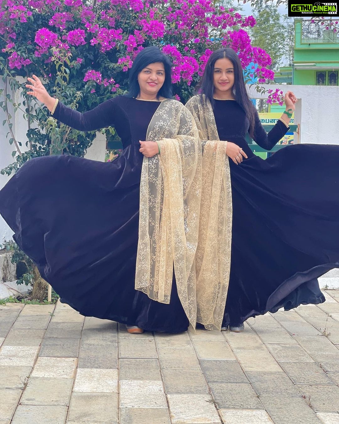 Raveena Daha Instagram - Twinning with Amma @yeah_me_1010 🥰😍🖤 Got this beautiful outfit customised from @gaisri_creation 🥰 Thankioo so much for this super gorgeous outfit 🤍