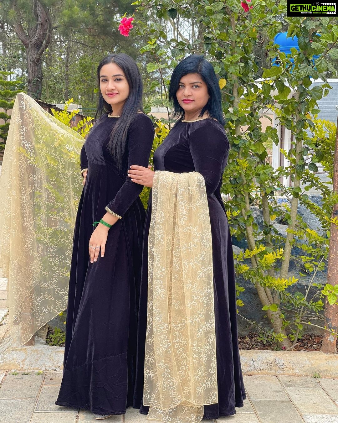 Raveena Daha Instagram - Twinning with Amma @yeah_me_1010 🥰😍🖤 Got this beautiful outfit customised from @gaisri_creation 🥰 Thankioo so much for this super gorgeous outfit 🤍