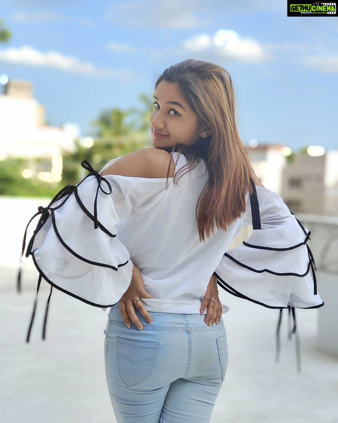 Raveena Daha Instagram - 🤍☁️💙 Top from: @uni.que.business #raveena #raveenadaha