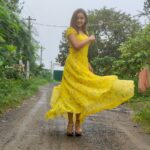 Raveena Daha Instagram - அடை மழை வரும் அதில் நனைவோமே 🌧️❤️ Outfit from: @poppy_petals1013 ❤️ #raveena #raveenadaha