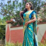 Raveena Daha Instagram - நீல வானம் ☁️ நீயும் நானும்💙💯 Semi silk saree from : @sri_keerthana_tex❤️❤️ #raveena #raveenadaha